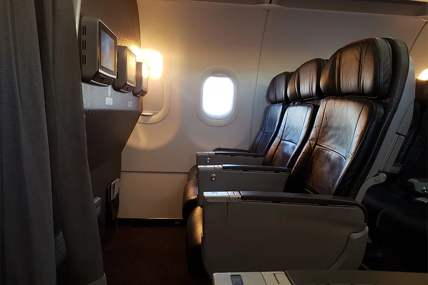 Tomas de corriente en un Airbus A319 de American Airlines.