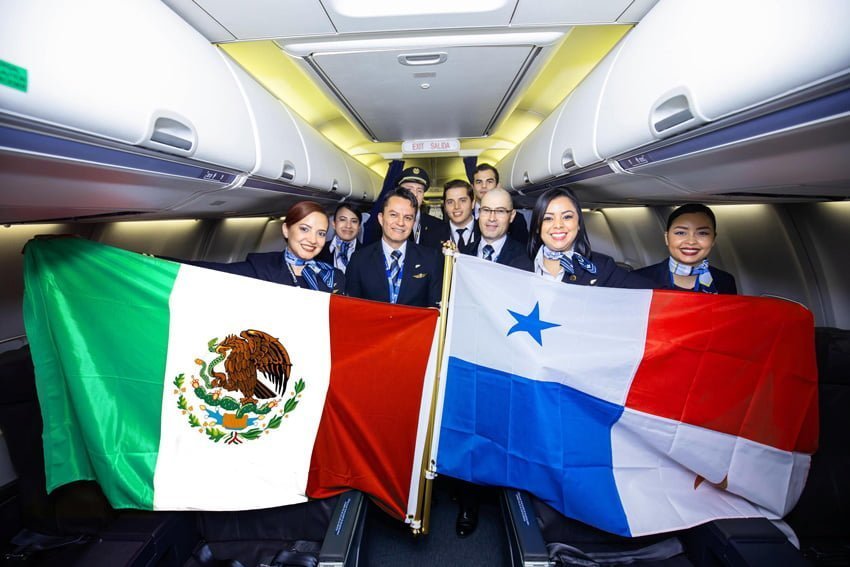 Tripulación del vuelo inaugural a Puerto Vayarta de Copa Airlines.