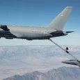 Boeing KC-46 reabasteciendo combustible en vuelo.