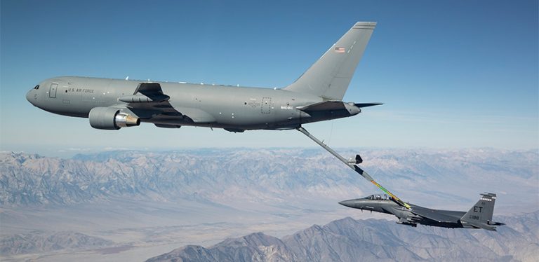Boeing KC-46 reabasteciendo combustible en vuelo.