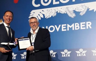 Peter Cerdá (IATA) y Enrique Cueto (LATAM), durante la certificación de la aerolínea.