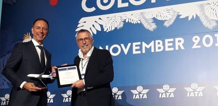 Peter Cerdá (IATA) y Enrique Cueto (LATAM), durante la certificación de la aerolínea.