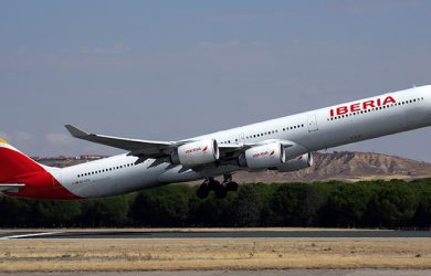 Airbus A340-600 de Iberia despegando de Madrid.