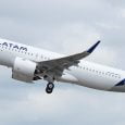 Airbus A320neo de LATAM Airlines despegando.