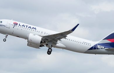 Airbus A320neo de LATAM Airlines despegando.