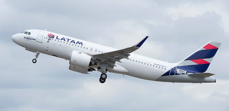 Airbus A320neo de LATAM Airlines despegando.