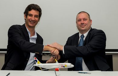 Félix Antelo, CEO de Viva Air, firma acuerdo con Airbus.