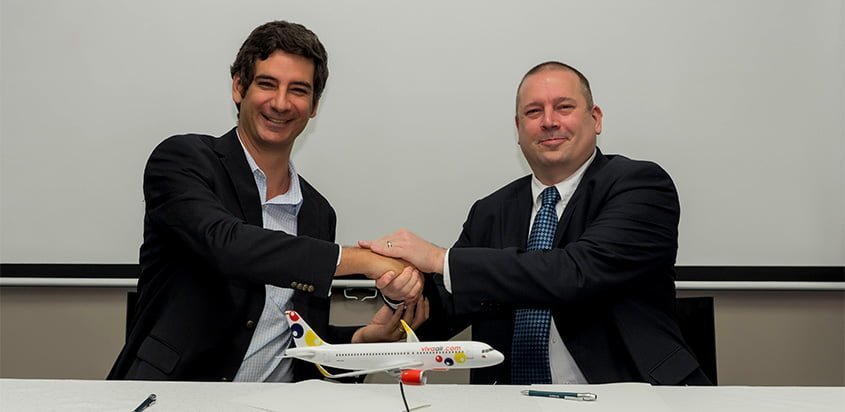 Félix Antelo, CEO de Viva Air, firma acuerdo con Airbus.