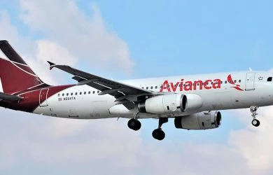 Airbus A320 de Avianca en colores de TACA aterrizando en Miami.