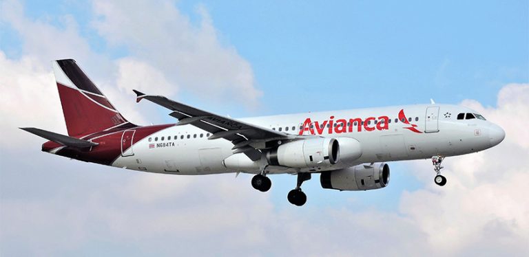 Airbus A320 de Avianca en colores de TACA aterrizando en Miami.