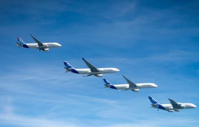 Familia de aviones Airbus en formación.