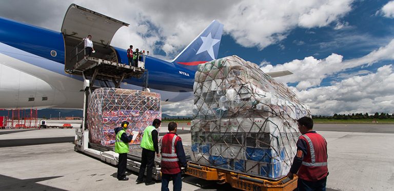Carga aérea subiendo a un Boeing 777F.