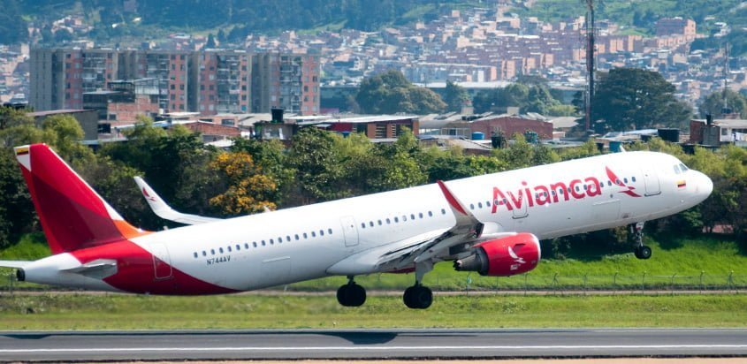 Airbus A321 de Avianca despegando de Bogotá.
