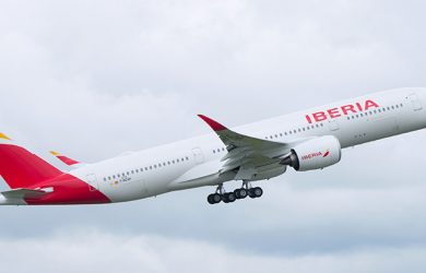 Airbus A350 de Iberia despegando.