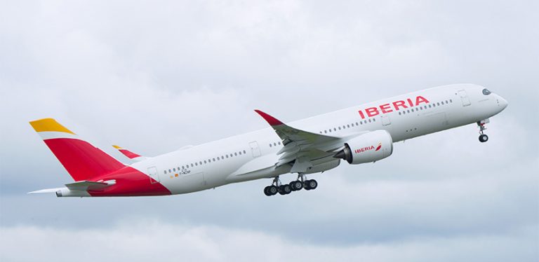 Airbus A350 de Iberia despegando.