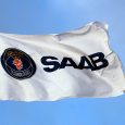 Bandera con el logo de Saab.