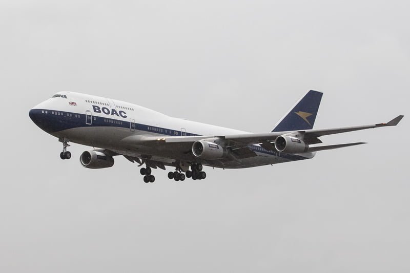 Aterrizaje del Boeing 747-400 de British Airways con livery de BOAC.
