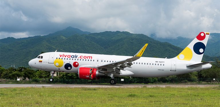 Airbus A320 de Viva Air aterrizando en Santa Marta.
