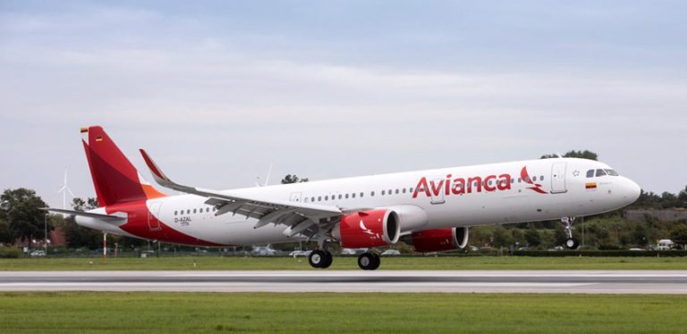 Airbus A321neo de Avianca aterrizando.