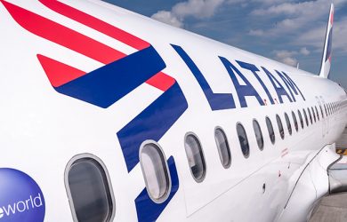 Vista lateral de un Airbus A320 de LATAM Airlines.