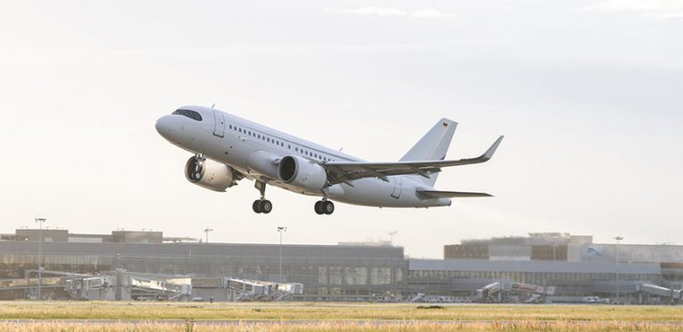 Airbus A319neo despegando.