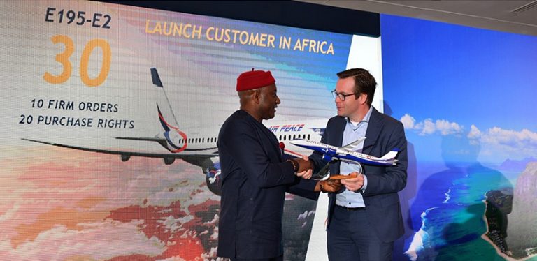 Firma de la orden por 10 Embraer 190-E2 de Air Peace.