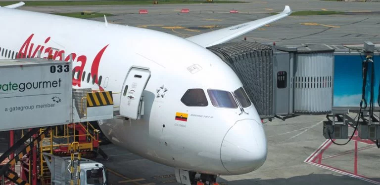 Boeing 787-8 de Avianca en gate.