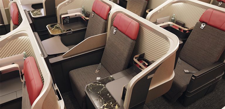 Boeing 767 de LATAM Airlines con los nuevos interiores de cabina.