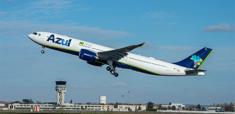 Primer Airbus A330neo de Azul despegando.