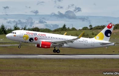 Airbus A320 de Viva Air aterrizando en Medellín.