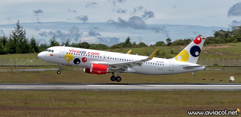 Airbus A320 de Viva Air aterrizando en Medellín.