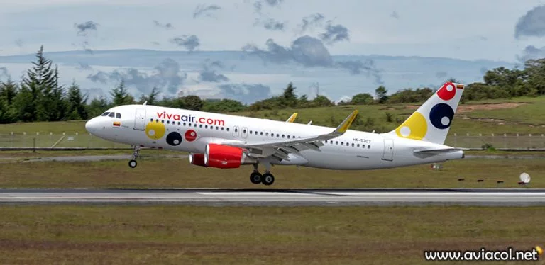 Airbus A320 de Viva Air aterrizando en Medellín.
