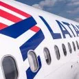 Vista lateral del logo en un A320 de LATAM Airlines.