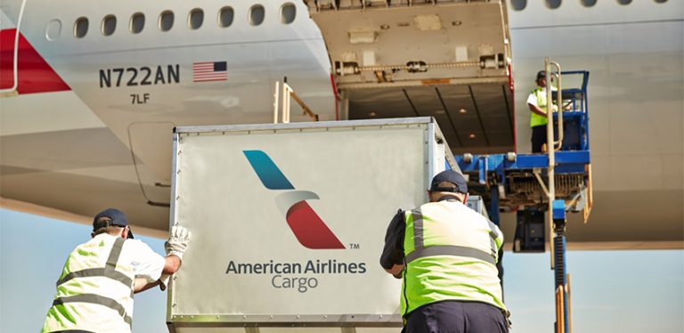 Carga en un avión de American Airlines.