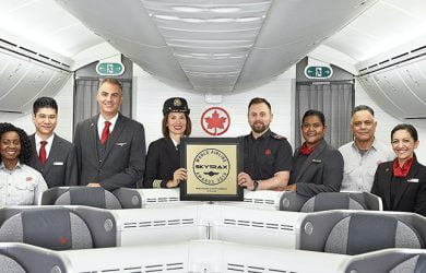 Tripulación de Air Canada con el reconocimiento de Skytrax.