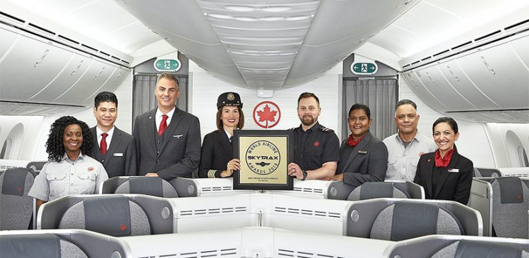 Tripulación de Air Canada con el reconocimiento de Skytrax.