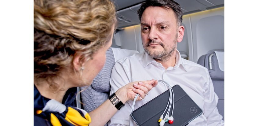 Uso de la telemedicina a bordo de un vuelo de Lufthansa.