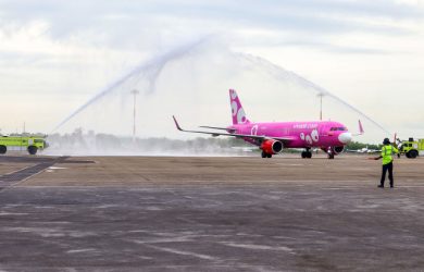 Airbus A320 de Viva Air siendo bautizado en su vuelo inaugural de Lima a Cartagena.