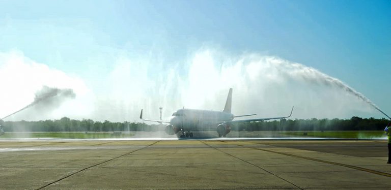 Bautizo al primer vuelo de Viva Air entre Bogotá y Barranquilla.