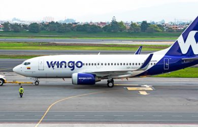 Boeing 737-700 de Wingo siendo remolcado en Bogotá.