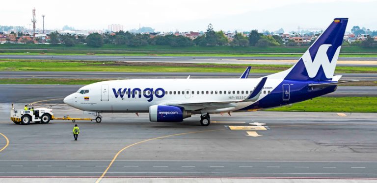 Boeing 737-700 de Wingo siendo remolcado en Bogotá.
