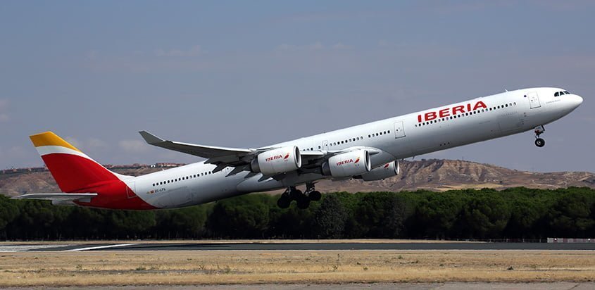 Airbus A340-600 de Iberia despegando.
