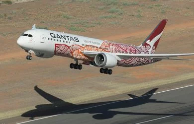 Boeing 787-9 de Qantas despegando.