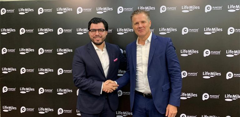 Directores de Puntos Colombia y Lifemiles durante el anuncio de la alianza.