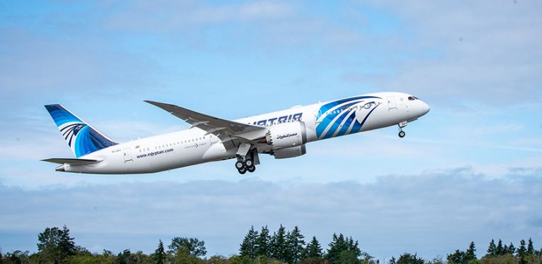 Boeing 787 de EgyptAir despegando de Seattle.