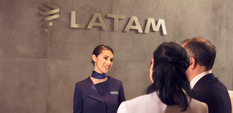 Counter de LATAM Airlines de atención al cliente.