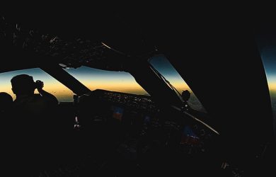 Cabina del Boeing 787 de LATAM Airlines durante el Eclipse Total de Sol de Julio de 2019.