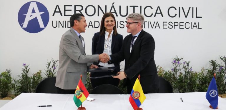 Firma del acuerdo entre Colombia y Bolivia.