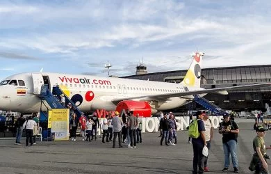 Airbus A320 de Viva Air aterrizando en el Aeropuerto José María Córdova de Medellín.