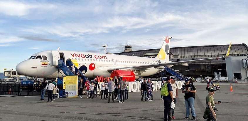 Airbus A320 de Viva Air aterrizando en el Aeropuerto José María Córdova de Medellín.